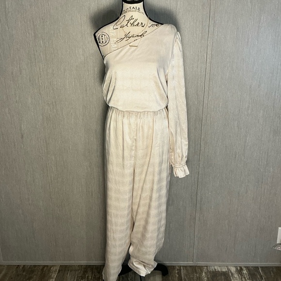 Love Whit Chic One-Shoulder White Jumpsuit Size 12 - Picture 3 of 12
